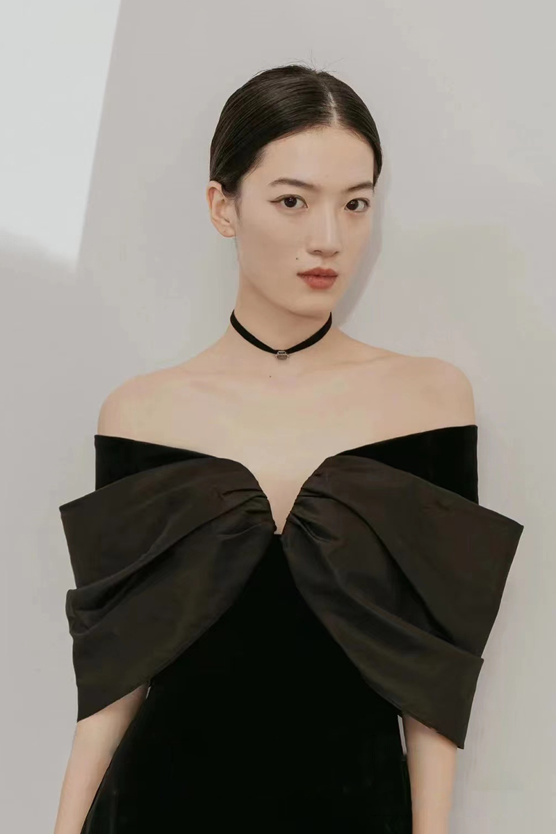 https://fulmo-img-server.com/dresscode-dresscode/c49bde66-3783-4094-a900-e6adb6a704e3.jpg