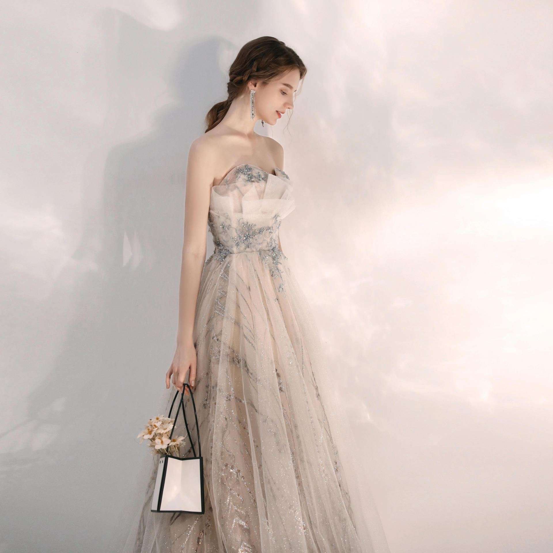 https://fulmo-img-server.com/dresscode-dresscode/ce5a9e52-5cd3-4596-9ad6-11663093e20e.jpg