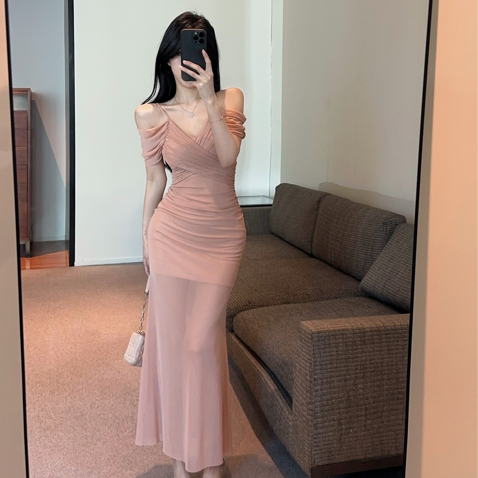 https://fulmo-img-server.com/dresscode-dresscode/d3a621e0-f3d9-4b4e-bd71-45dba39551ca.jpg