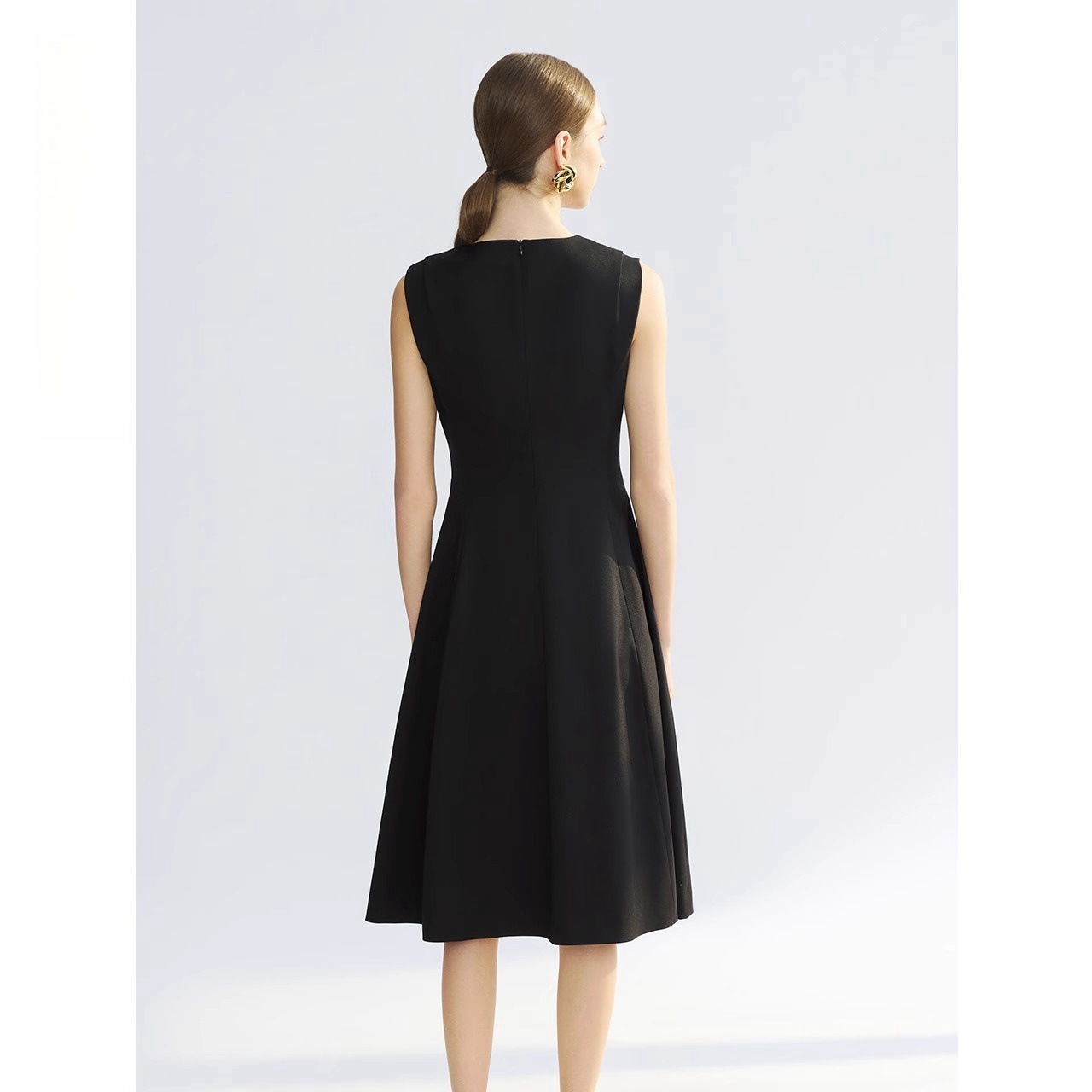 https://fulmo-img-server.com/dresscode-dresscode/e715fa47-ab8e-4b6c-900b-870882c30889.jpg