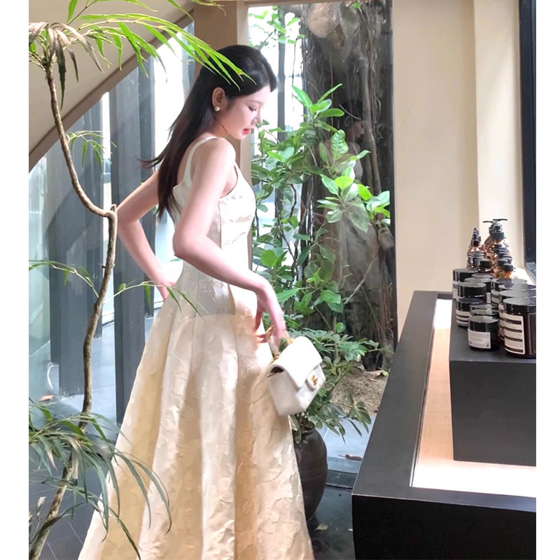 https://fulmo-img-server.com/dresscode-dresscode/fa5ff53e-63db-497d-b8a0-741b1f4b0b4a.jpg