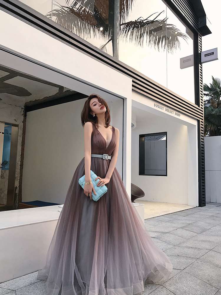 https://fulmo-img-server.com/dresscolory/a207125b5f834983871e2ee95e925b35.jepg
