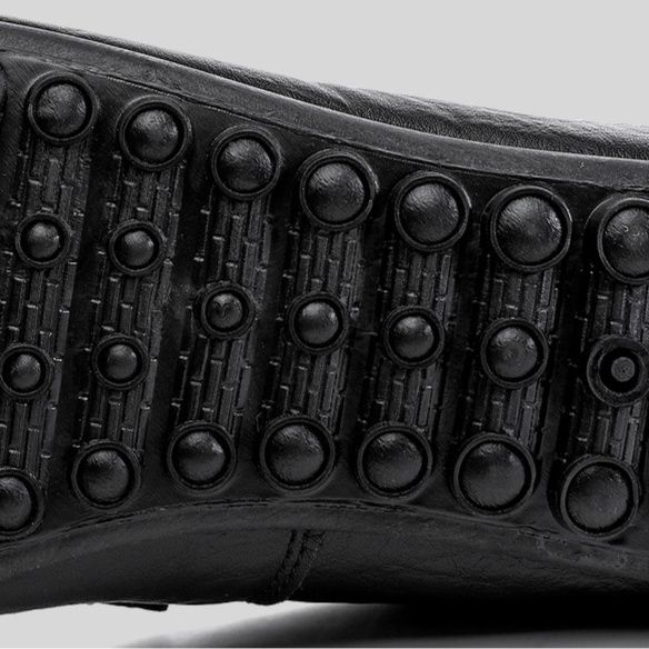  本革素材金属装飾付きドライビングシューズローファー