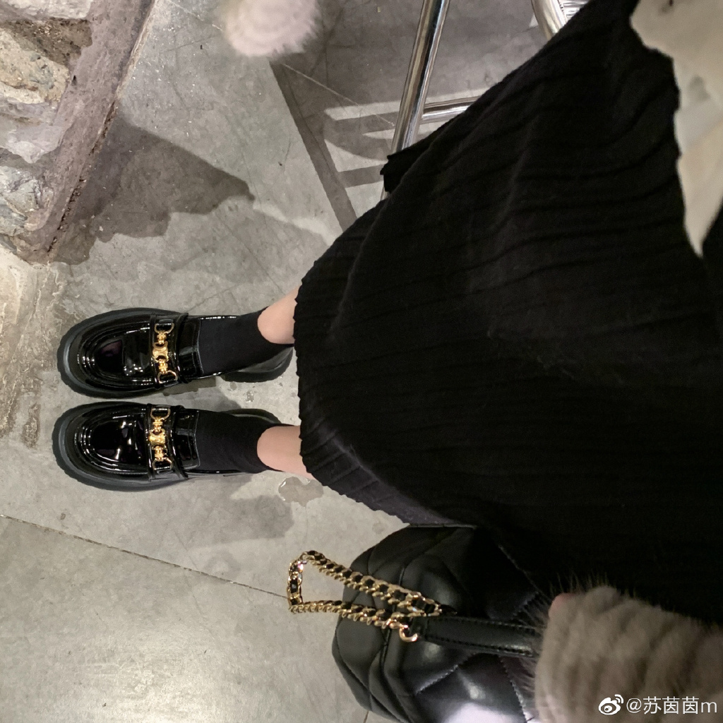 ドライビングシューズ 艶やか厚底チェーンローファー