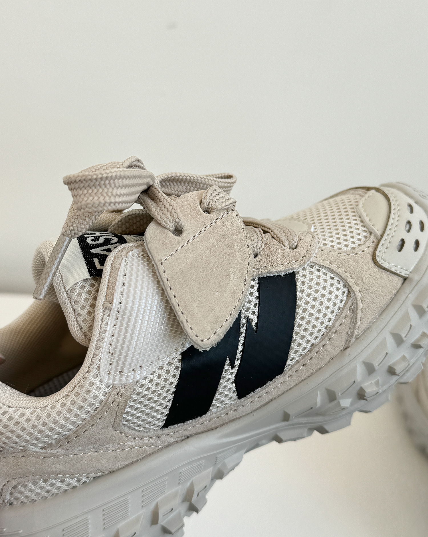 ドライビングシューズ 通気性抜群メッシュ素材レーシング仕様運動靴