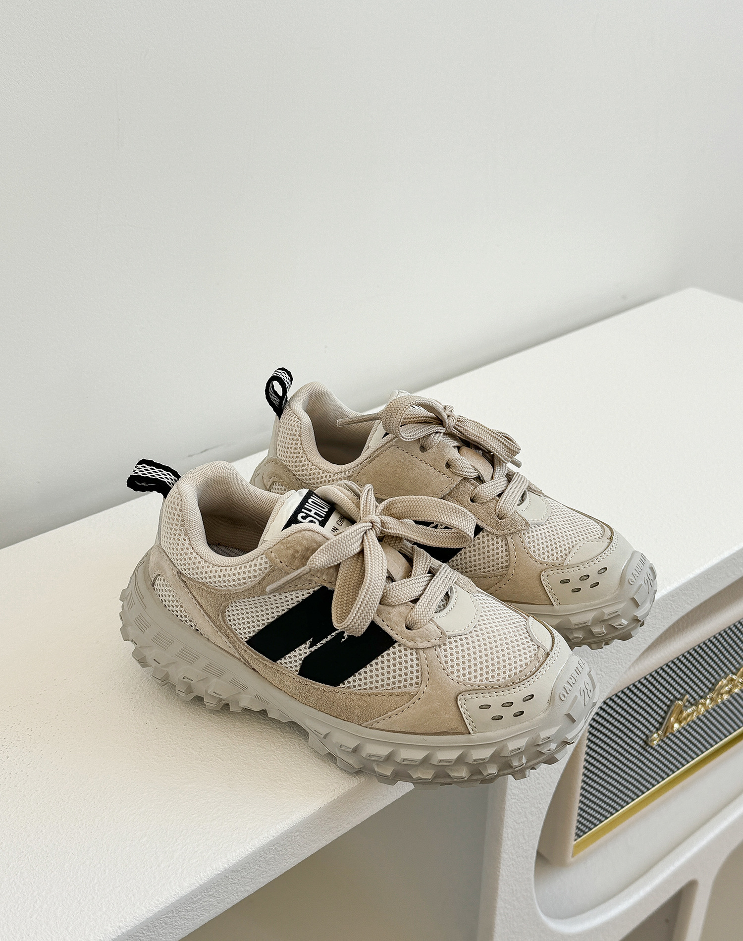 ドライビングシューズ 通気性抜群メッシュ素材レーシング仕様運動靴