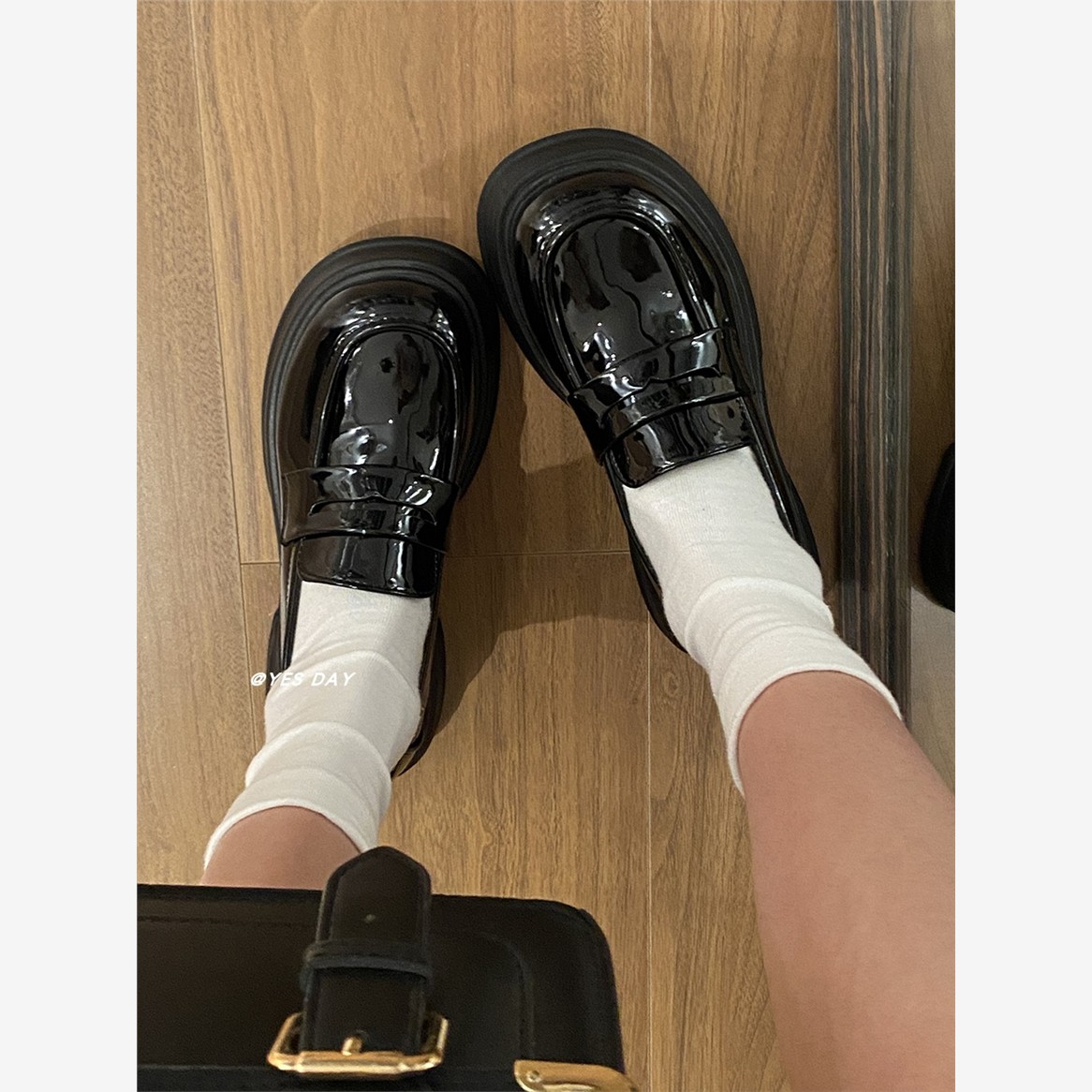 ドライビングシューズ 艶やか厚底ドライビングローファー