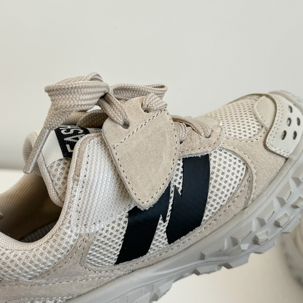 ドライビングシューズ 通気性抜群メッシュ素材レーシング仕様運動靴