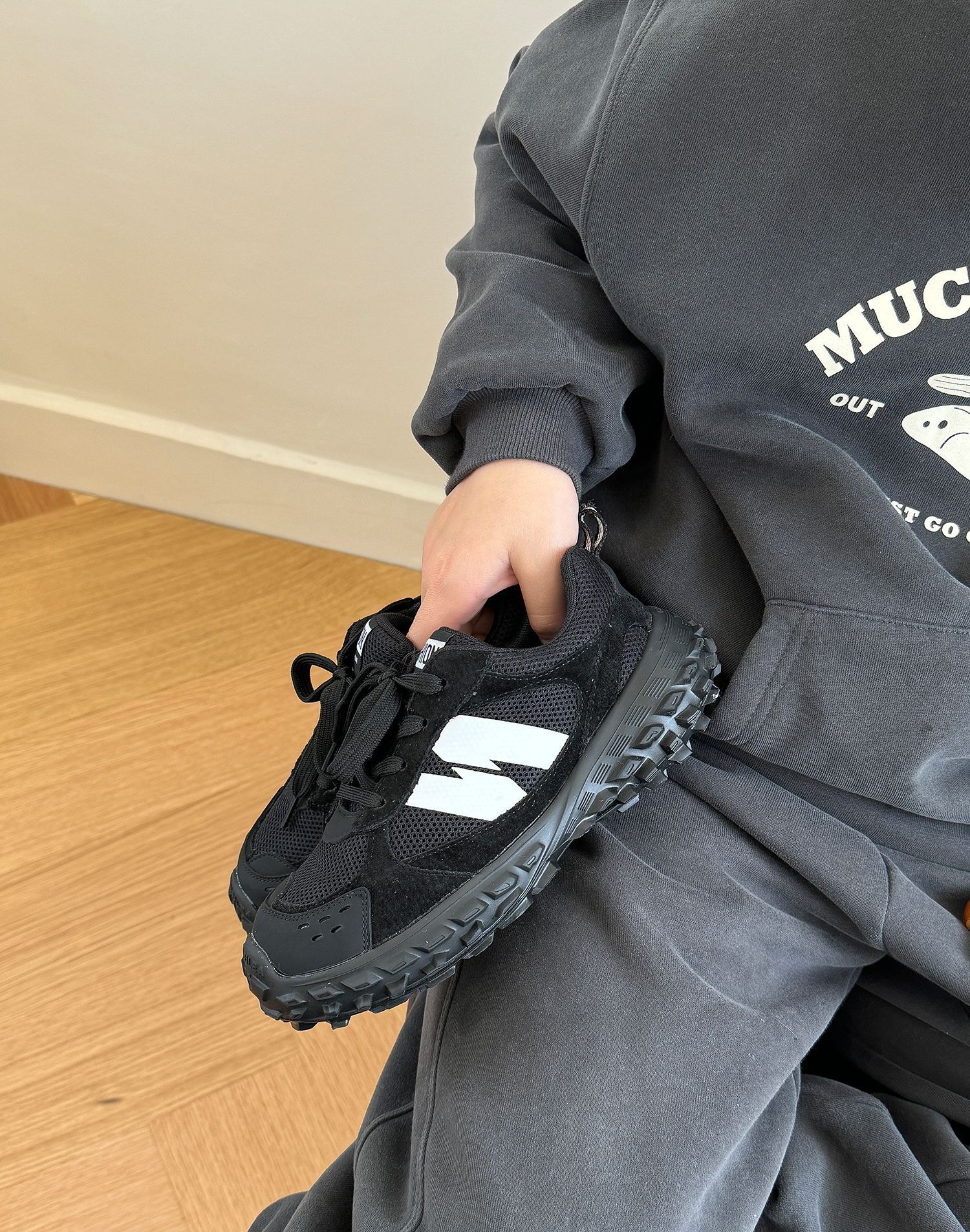 ドライビングシューズ 通気性抜群メッシュ素材レーシング仕様運動靴