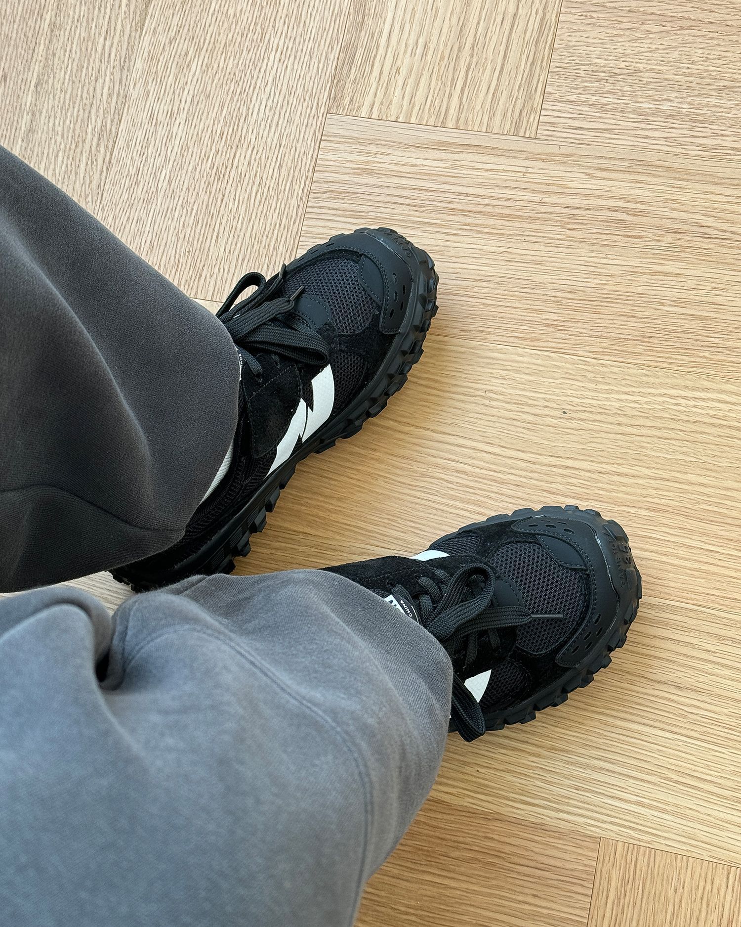 ドライビングシューズ 通気性抜群メッシュ素材レーシング仕様運動靴