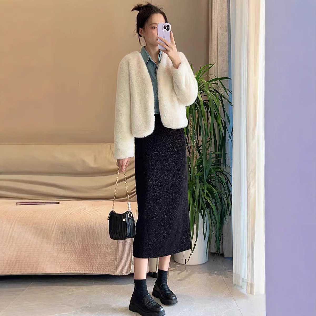 スタイリッシュに決まる！大人女性のための黒いタイトロングスカート4選