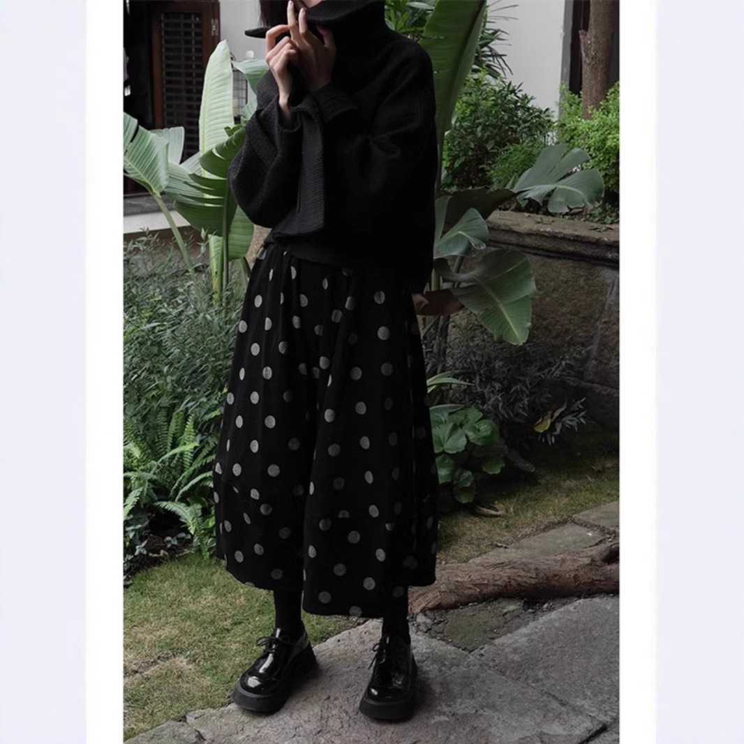 黒シャツ×黒スカートでスタイリッシュに！モノトーンコーデにぴったりのアイテム5選