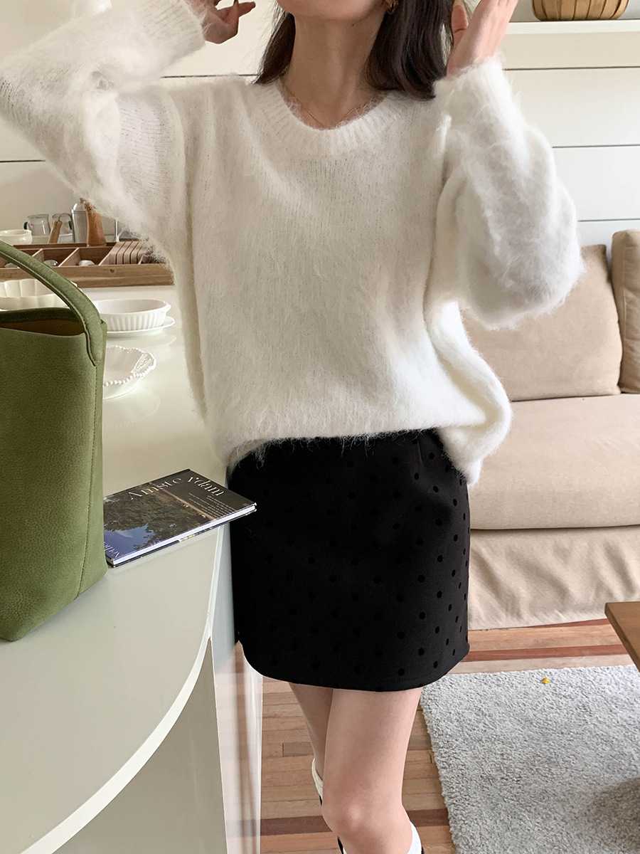 ふんわりニットコーデをスタイルアップ！黒のタイトスカートおすすめ5選