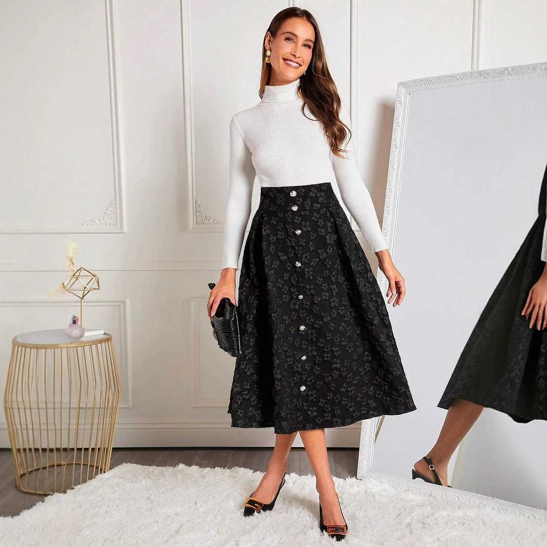 ナチュラルに着こなせる！小花柄×黒スカートでつくる大人フェミニンコーデ5選