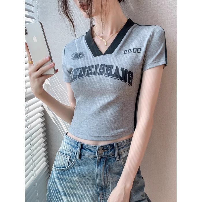 Y2Kファッション カレッジ風ロゴ入りクロップド丈Tシャツ