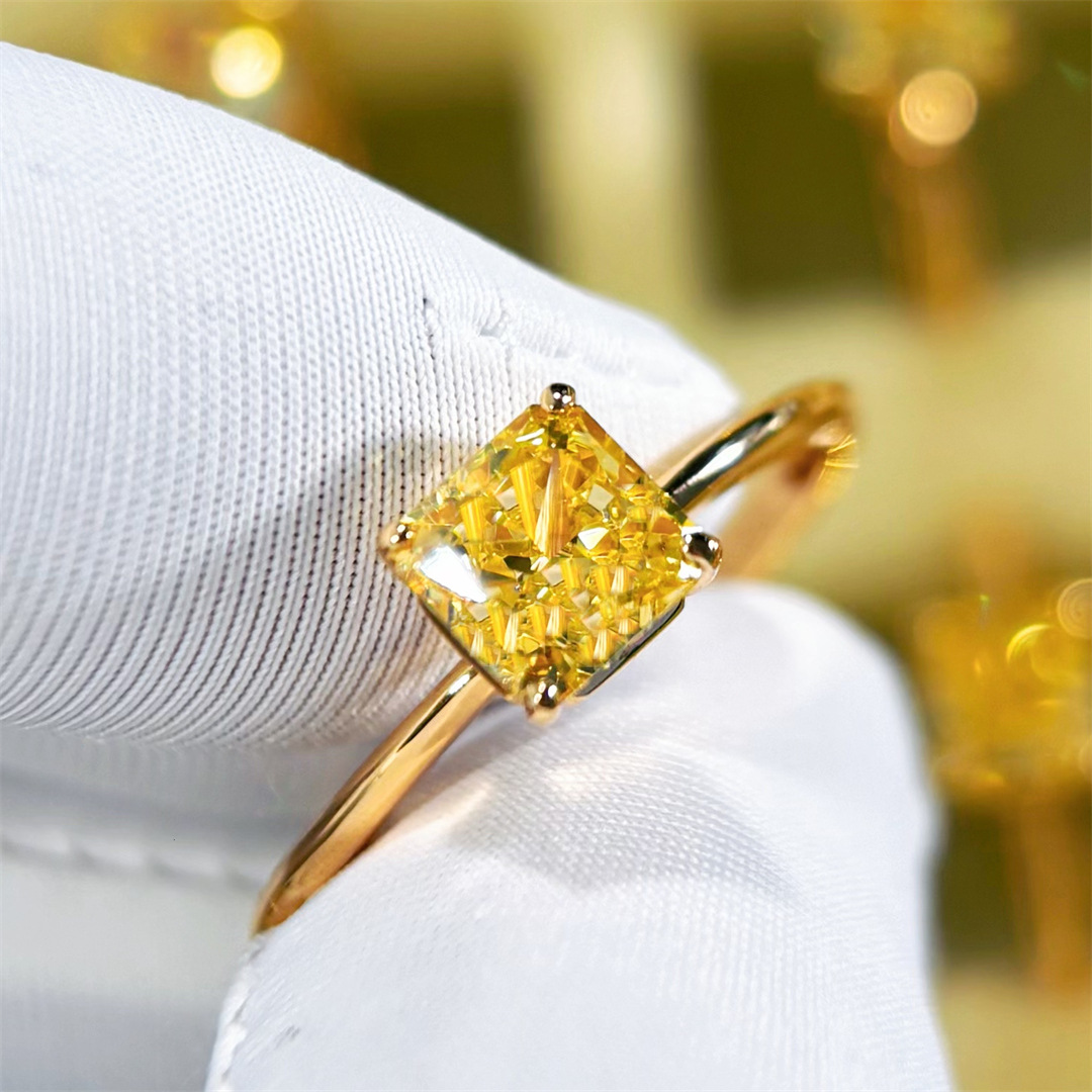 誕生石ジュエリー 洗練の輝き プリンセスカット リング