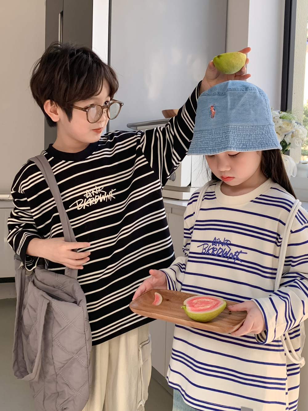 キッズファッション 男の子女の子兼用ボーダー柄長袖Tシャツ90-150センチ韓国風