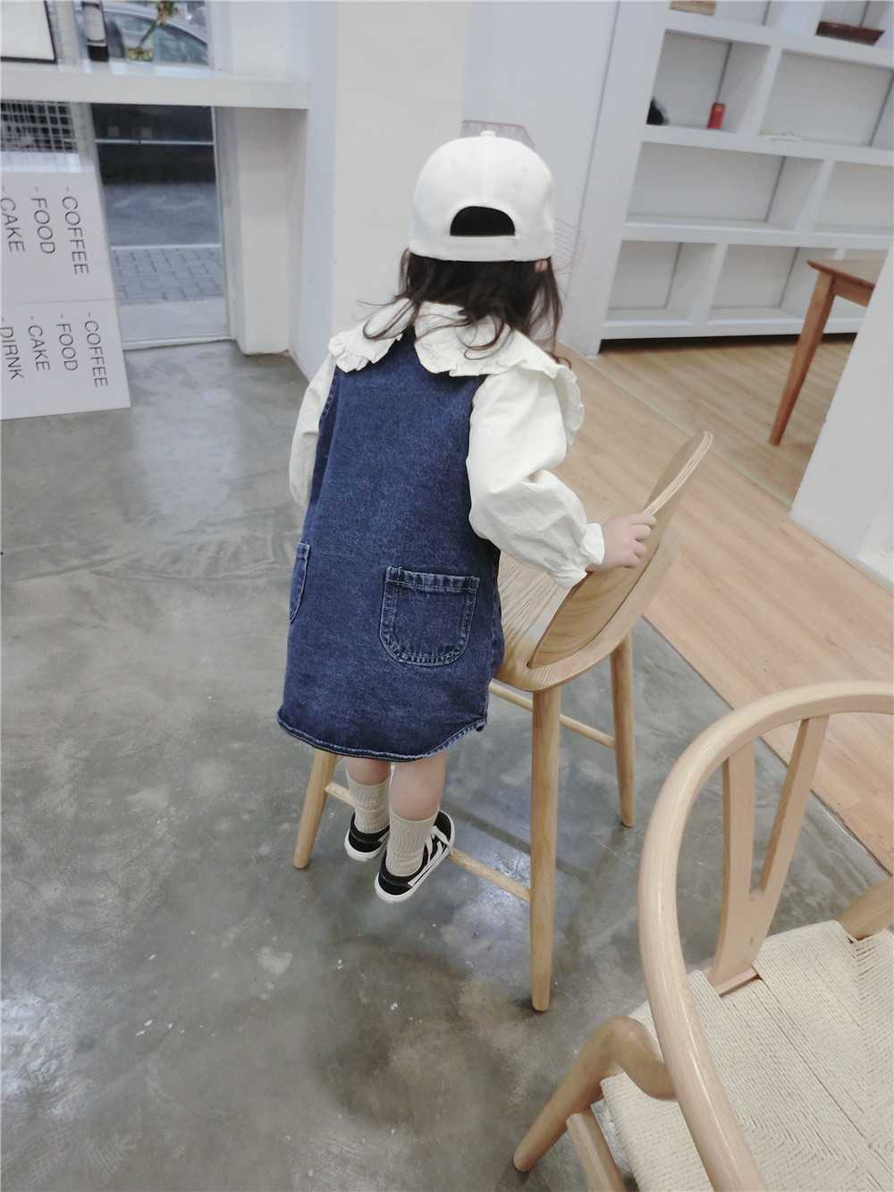 キッズファッション 前ボタン付きデニムジャンパースカート