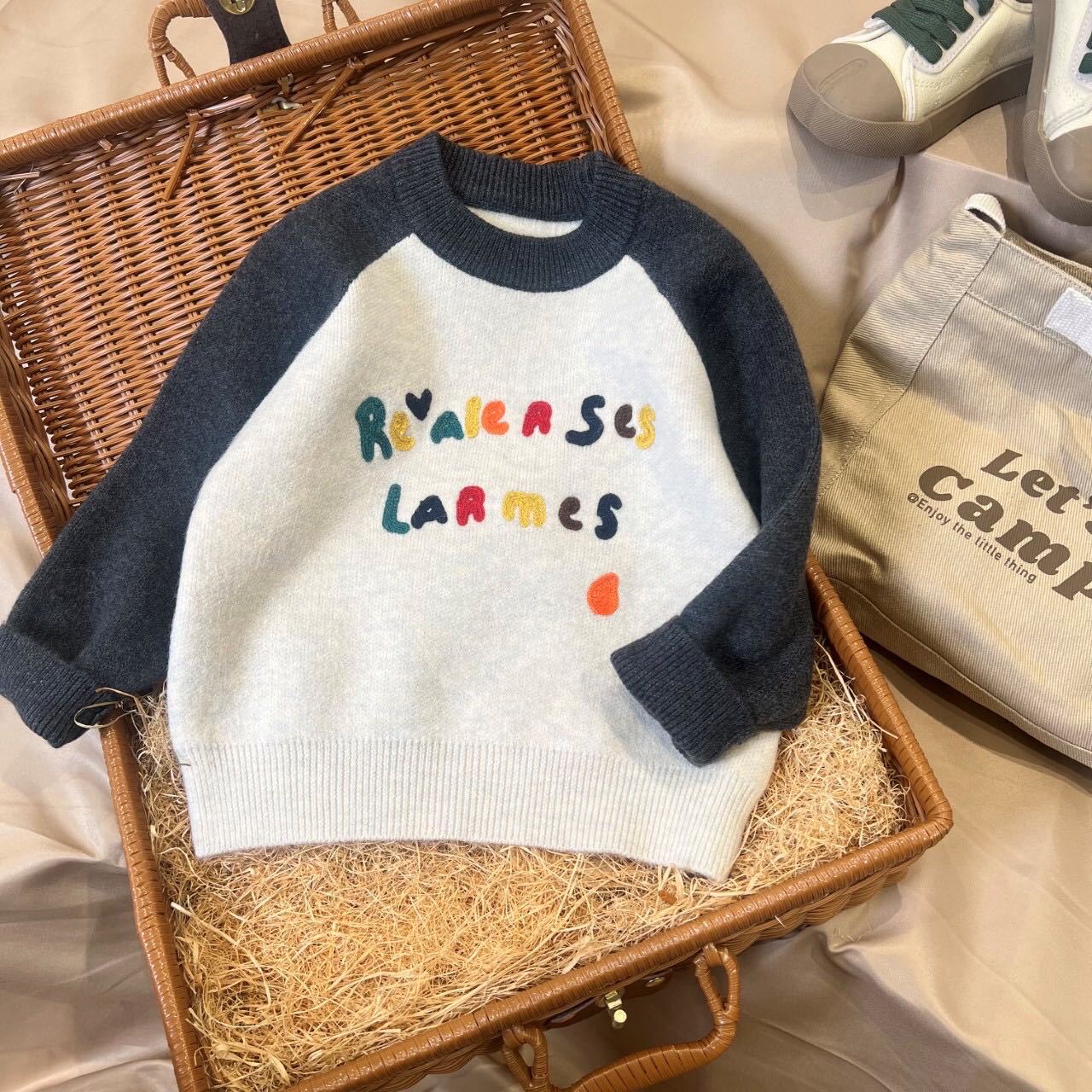 キッズファッション 文字刺繍入りラグランスリーブニットセーター