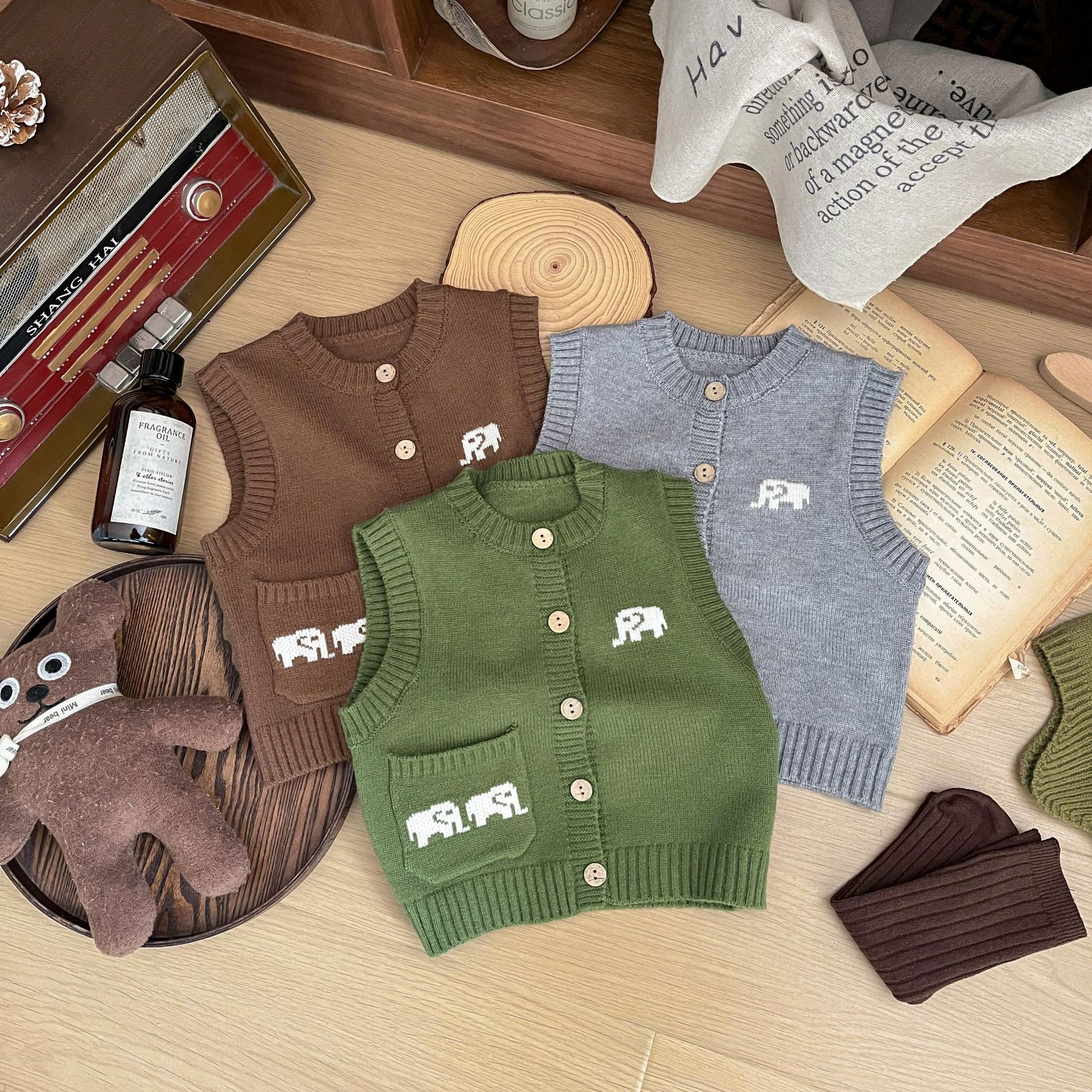 キッズファッション ぞうさん刺繍の袖なしニットカーディガン