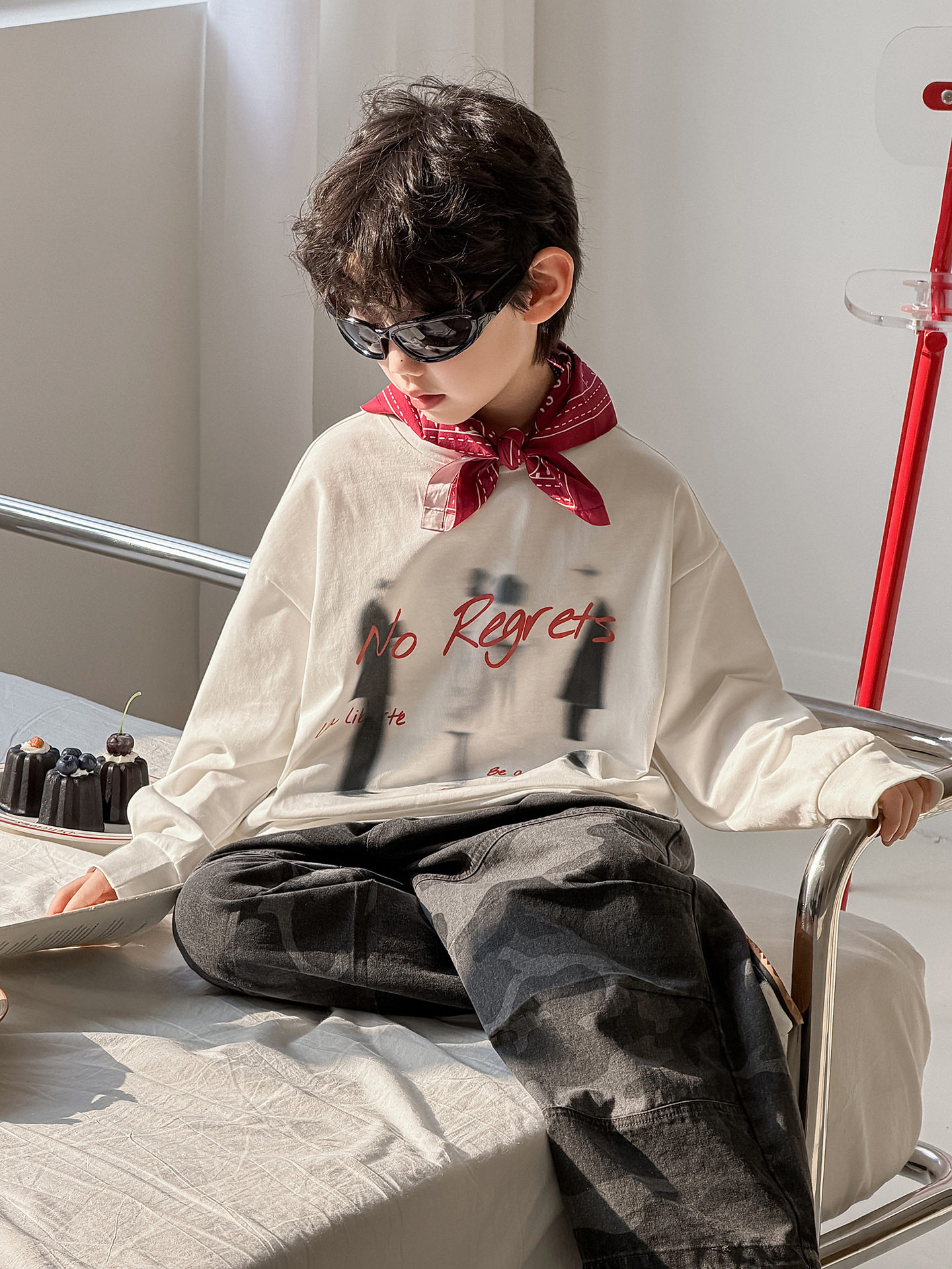 キッズファッション Tシャツ　モダンアート風プリント長袖Tシャツ