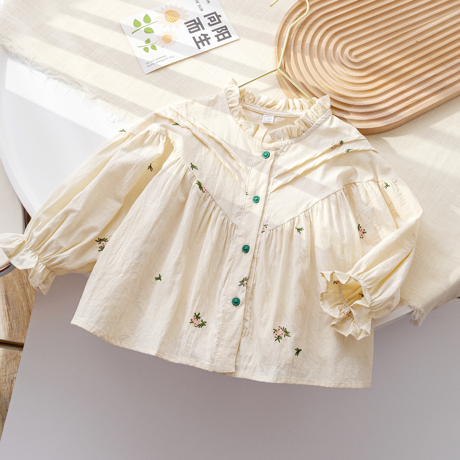 キッズファッション 小花刺繍のフリル襟パフスリーブシャツ