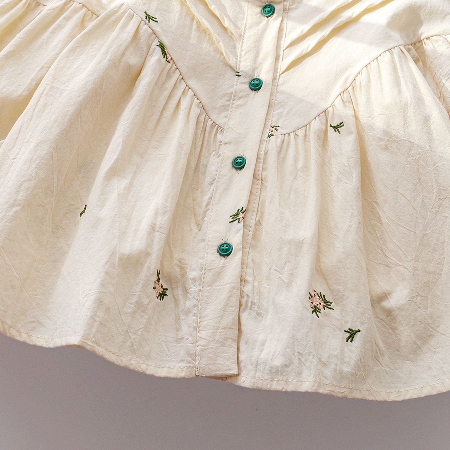 キッズファッション 小花刺繍のフリル襟パフスリーブシャツ