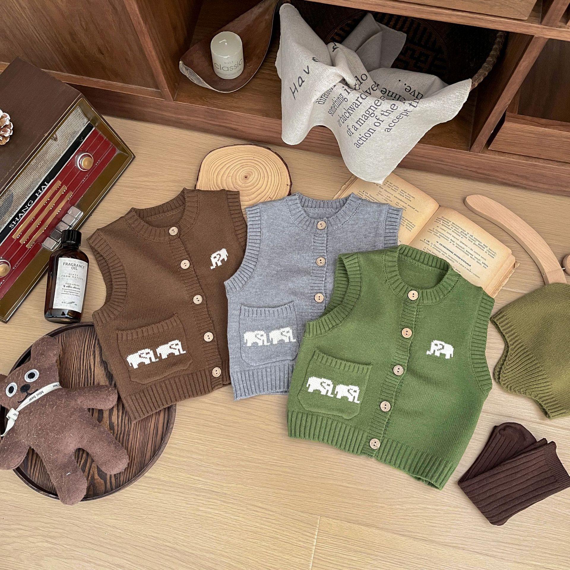 キッズファッション ぞうさん刺繍の袖なしニットカーディガン