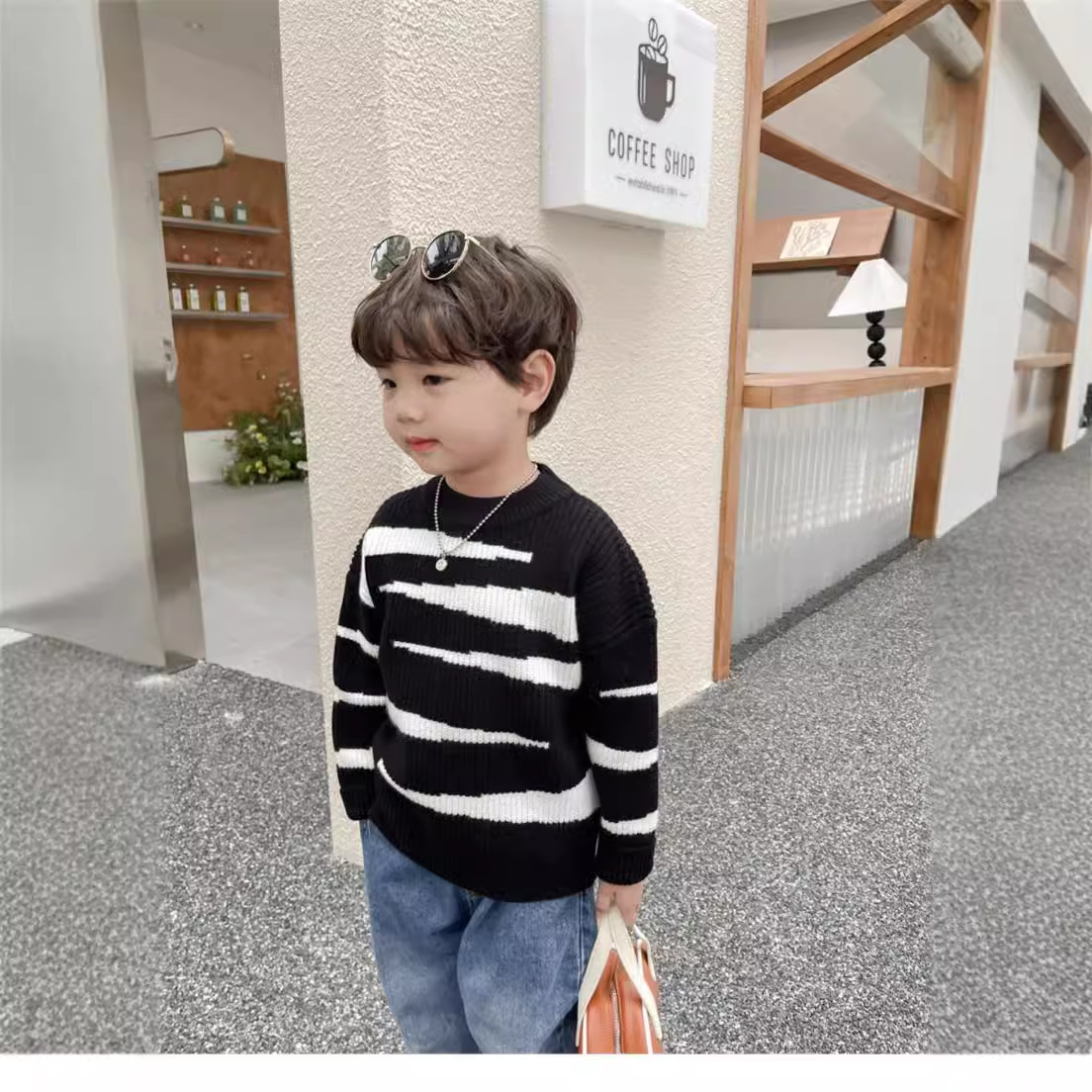 キッズファッション 男の子用ゆったりボーダー柄長袖丸首セーター