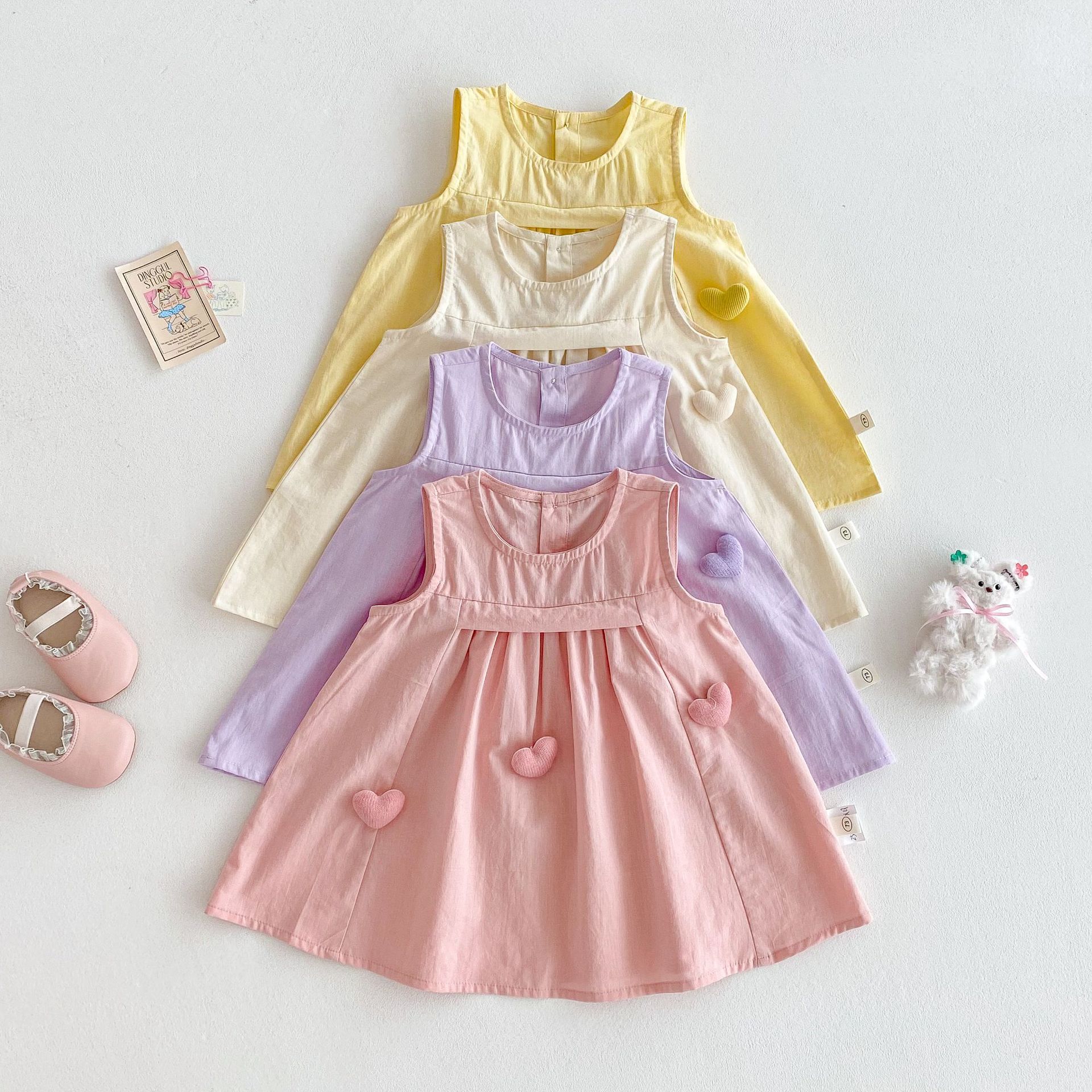 キッズファッション 愛らしいハート刺繍のノースリーブワンピース