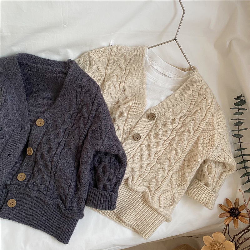 キッズファッション ニット　立体ケーブル編みボタン付きカーディガン