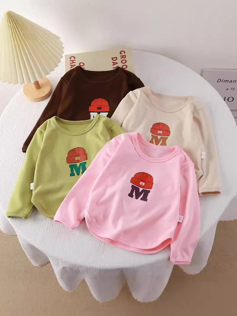 キッズファッション トレーナー　ニット帽とアルファベット刺繍の長袖トレーナー