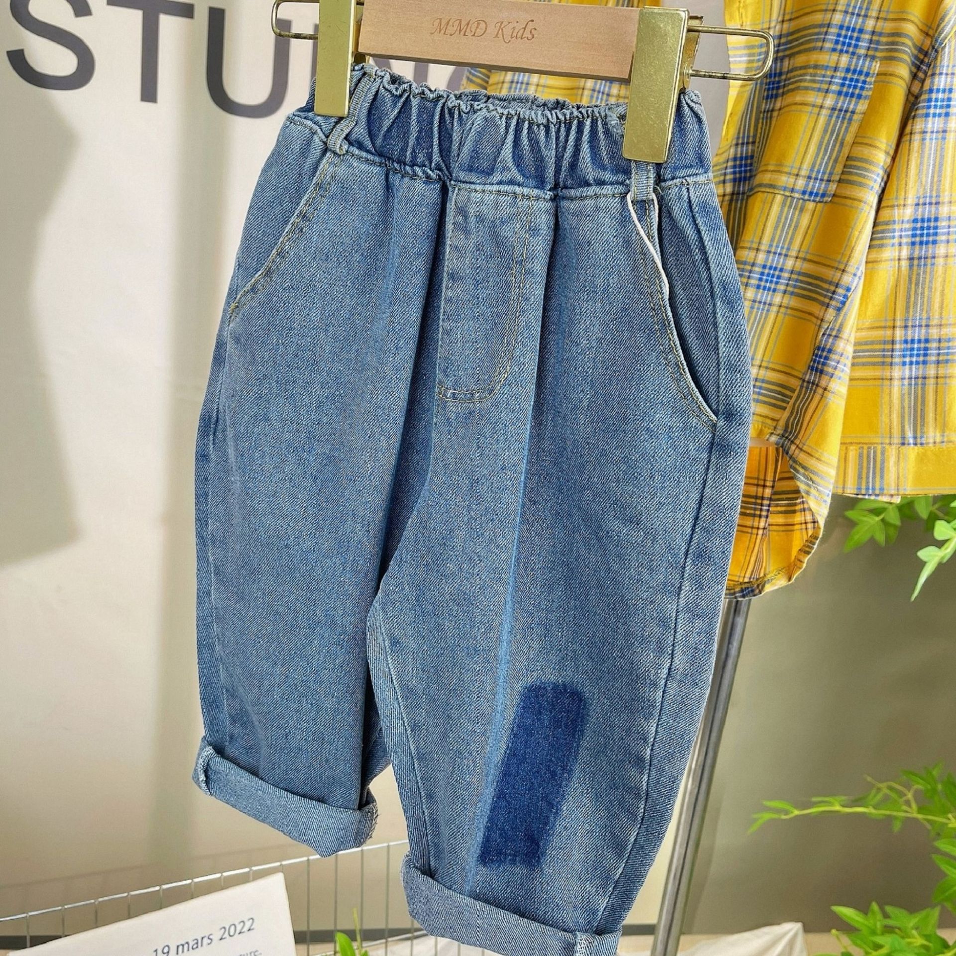 キッズファッション パンツ　ゆったりウエストゴム裾折り返しデニムパンツ