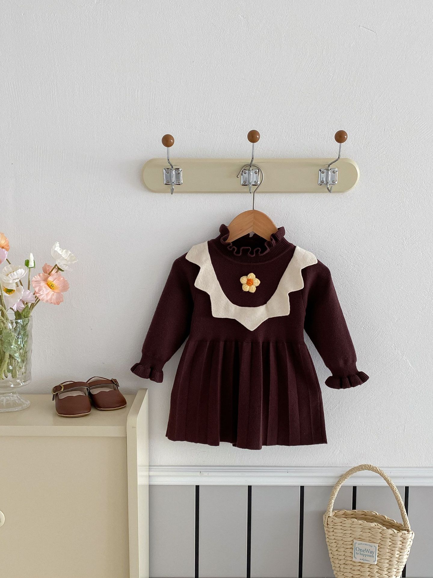 キッズファッション 花刺繍付きフリル襟長袖プリーツワンピース