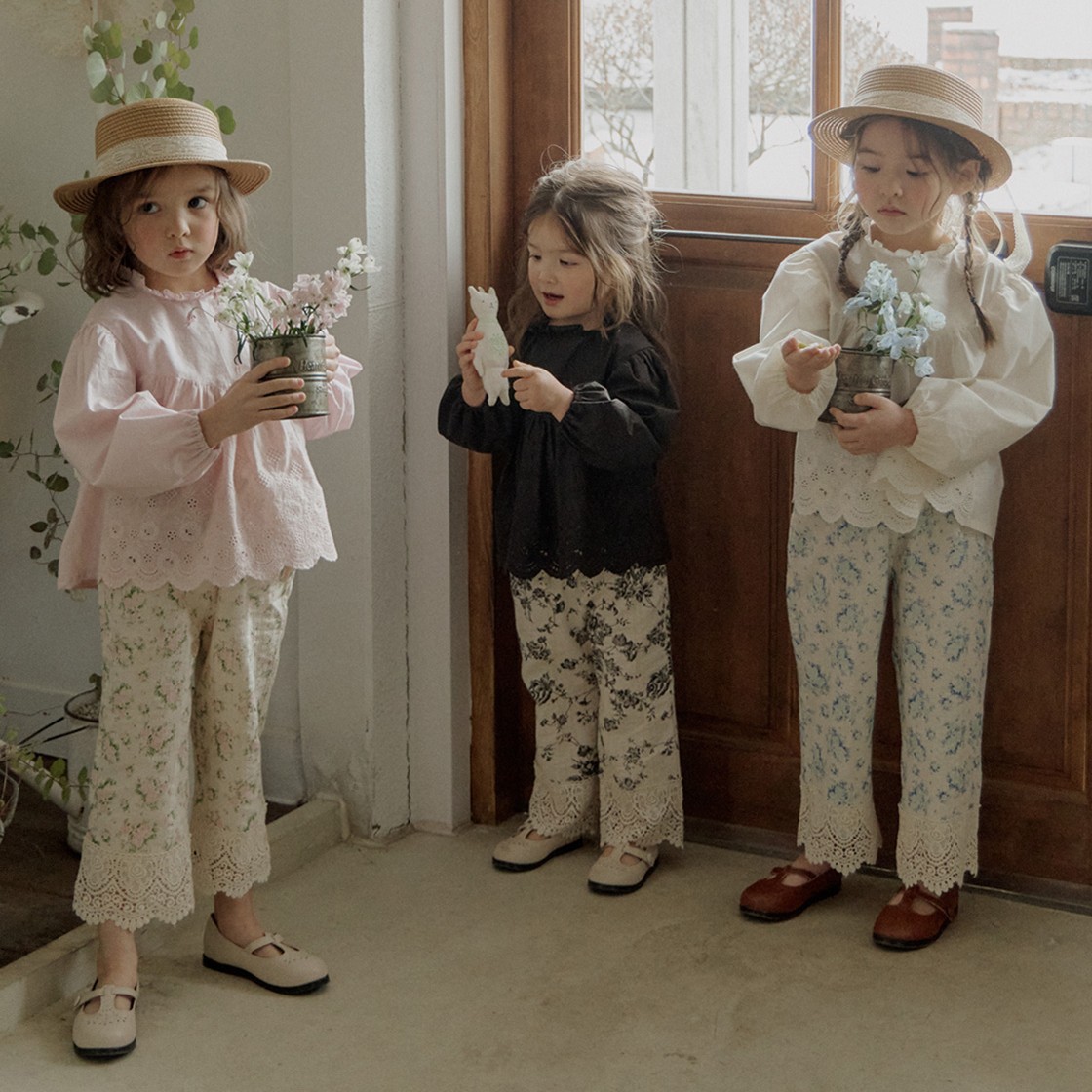 キッズファッション シャツ　裾レース刺繍の長袖ふんわりブラウス