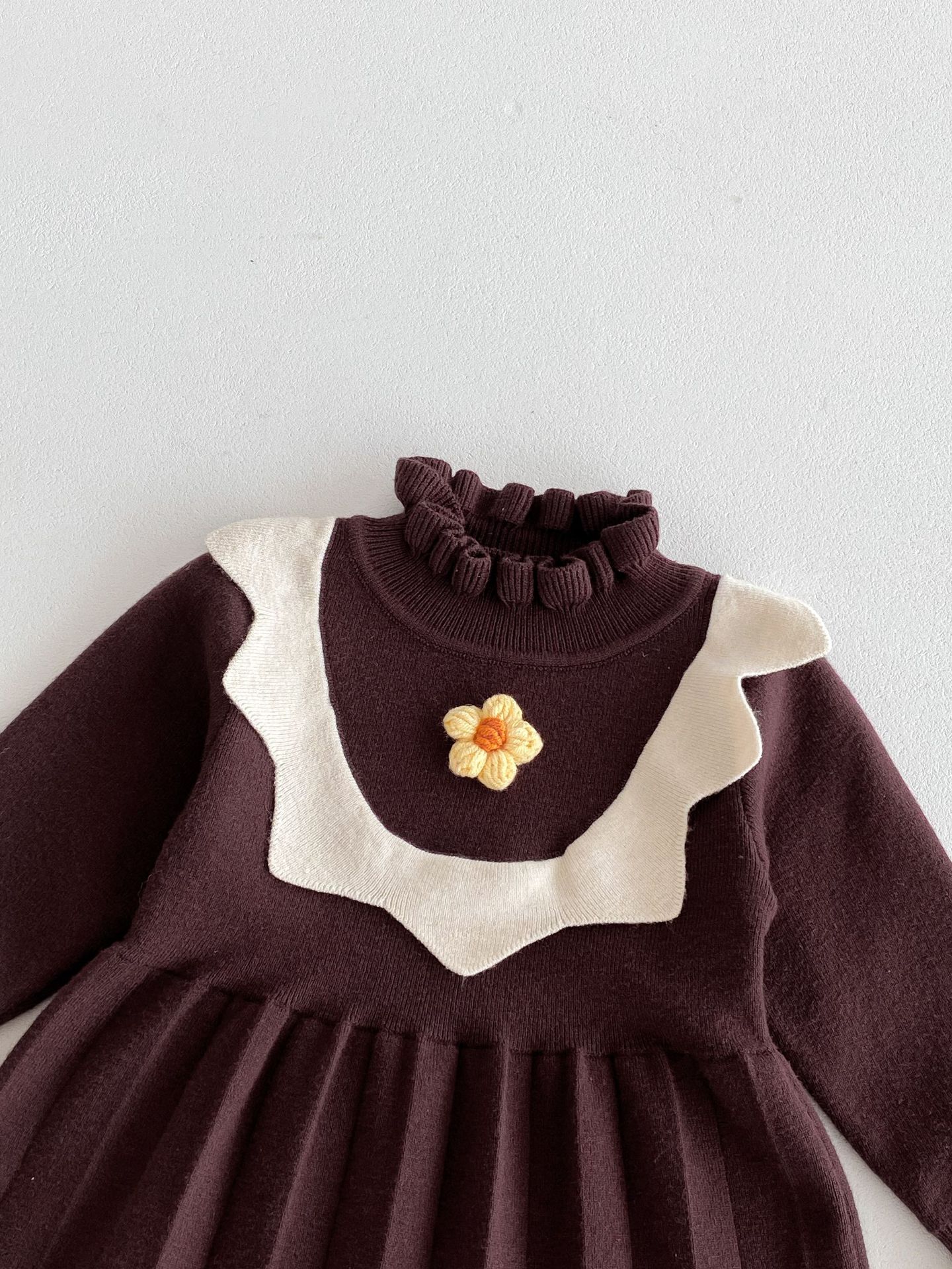 キッズファッション 花刺繍付きフリル襟長袖プリーツワンピース