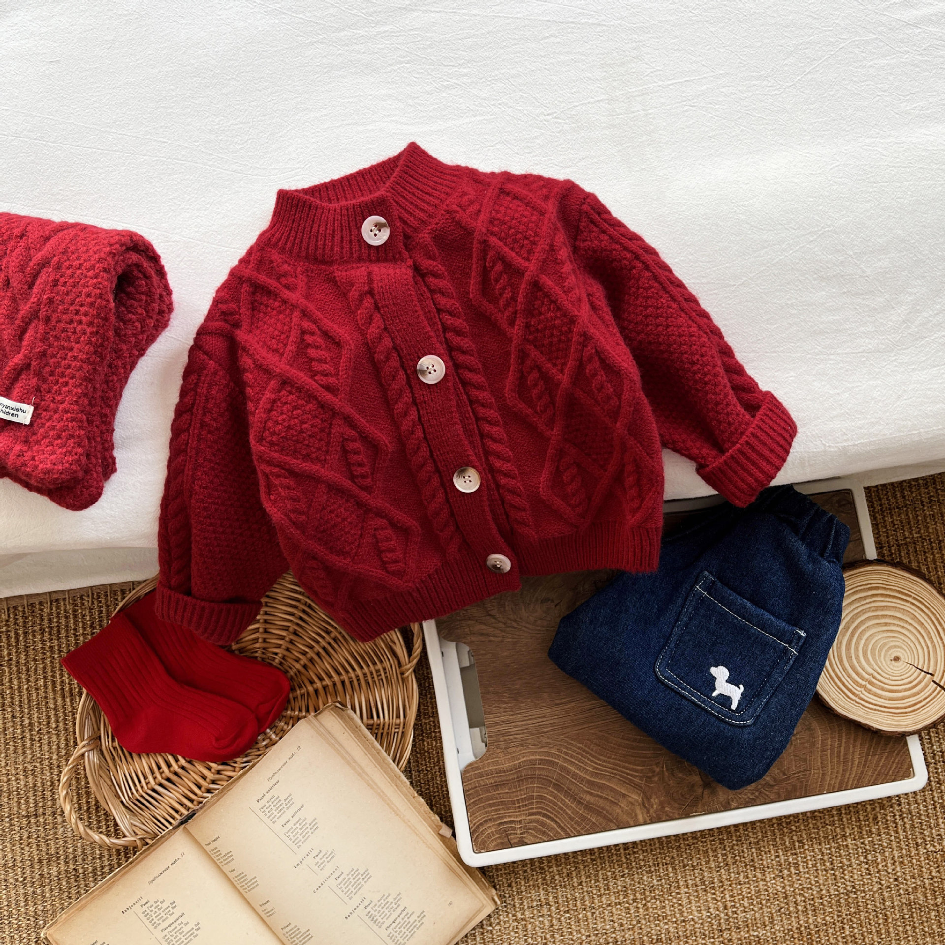 キッズファッション 立体ケーブル編み丸襟ボタン留めニットカーディガン