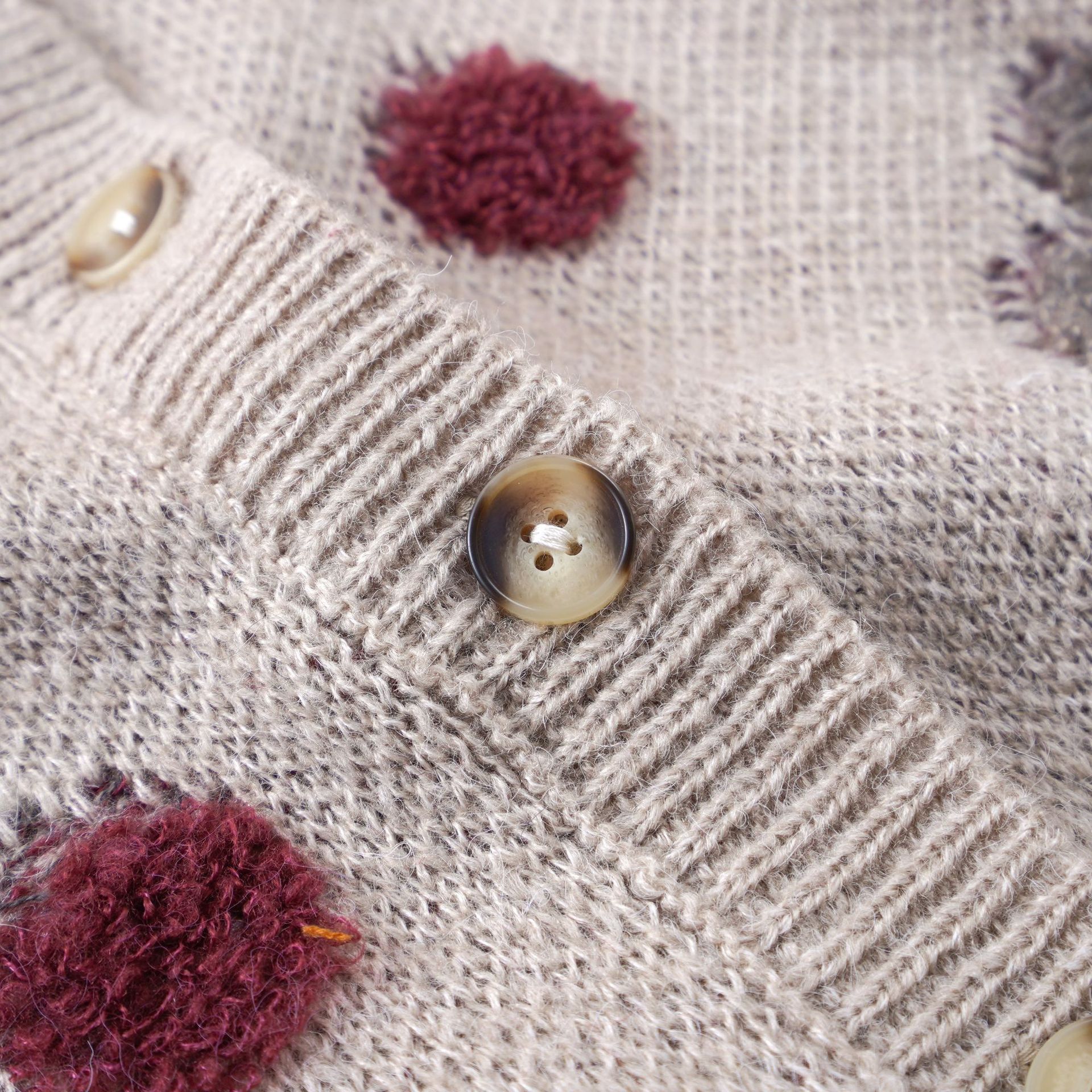 キッズファッション ふわふわドット刺繍の丸襟ニットカーディガン