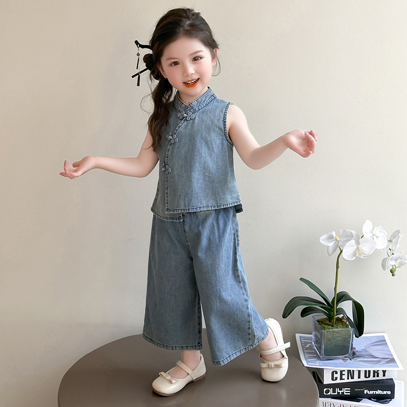 https://fulmo-img-server.com/everyday-kids-outfits/39492bab-3ba4-4d3d-a47e-36ea8a1dad02.jpg