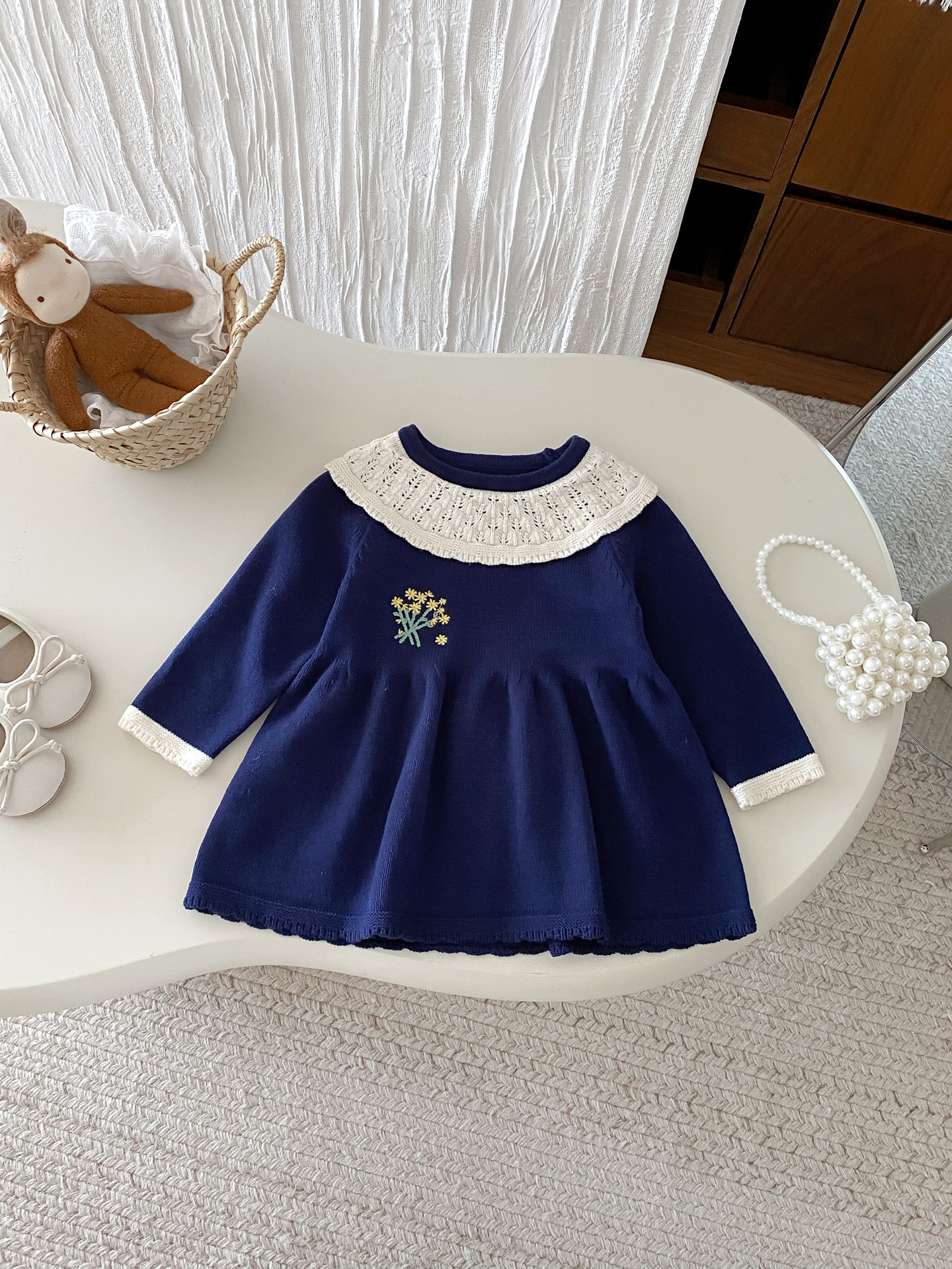 キッズファッション ワンピース　小花刺繍レース襟ニットワンピース