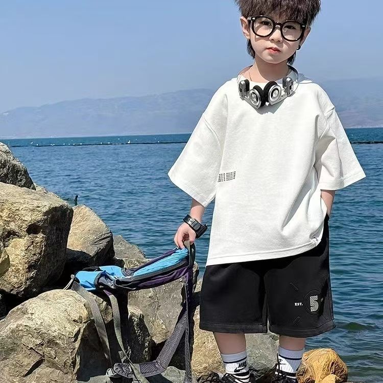 https://fulmo-img-server.com/everyday-kids-outfits/4602355e-c293-42a3-bf5c-56d680a99dff.jpg