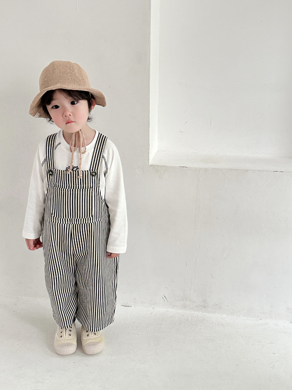 キッズファッション 縦縞模様の可愛いサロペットパンツ