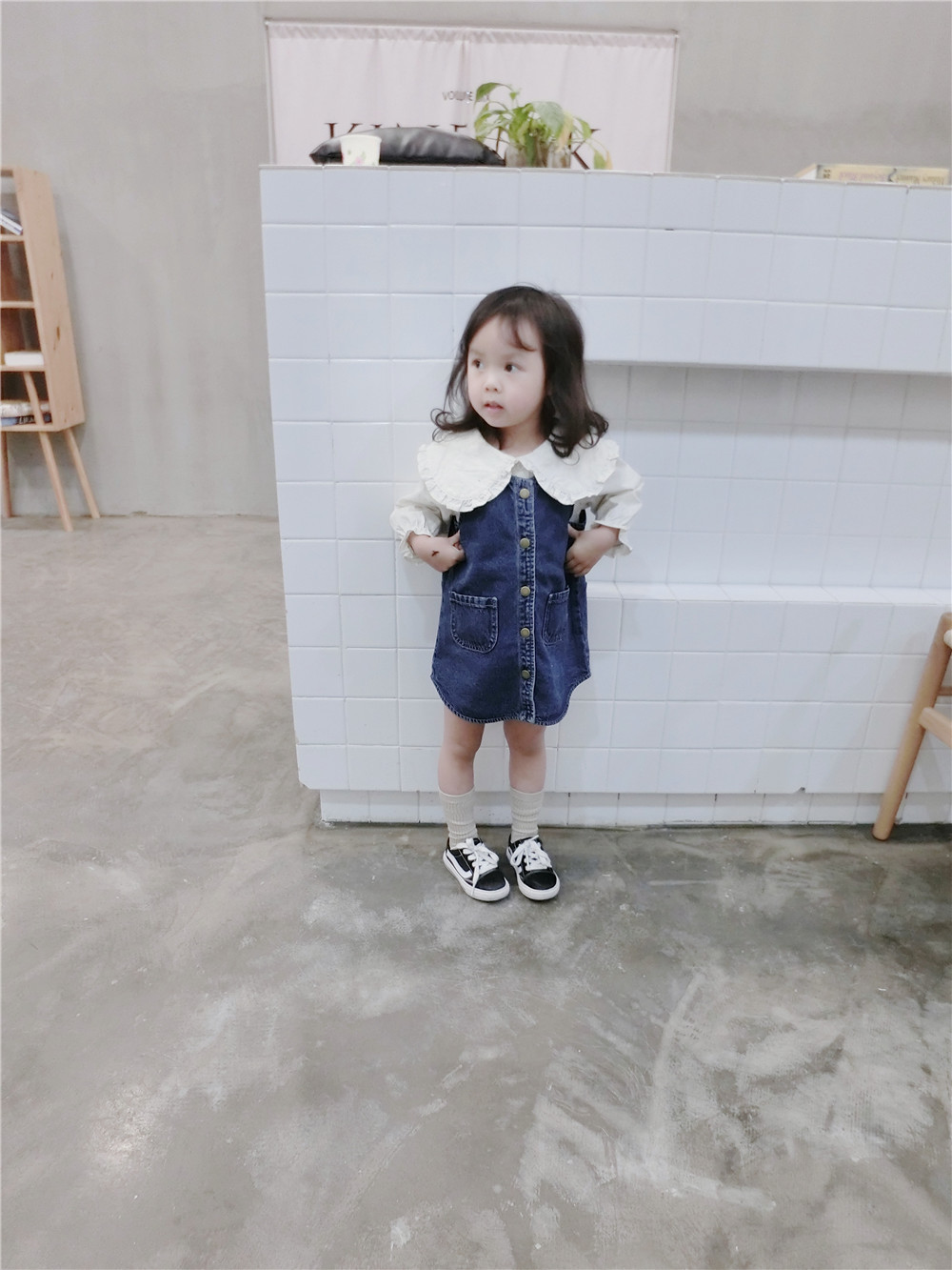 キッズファッション 前ボタン付きデニムジャンパースカート