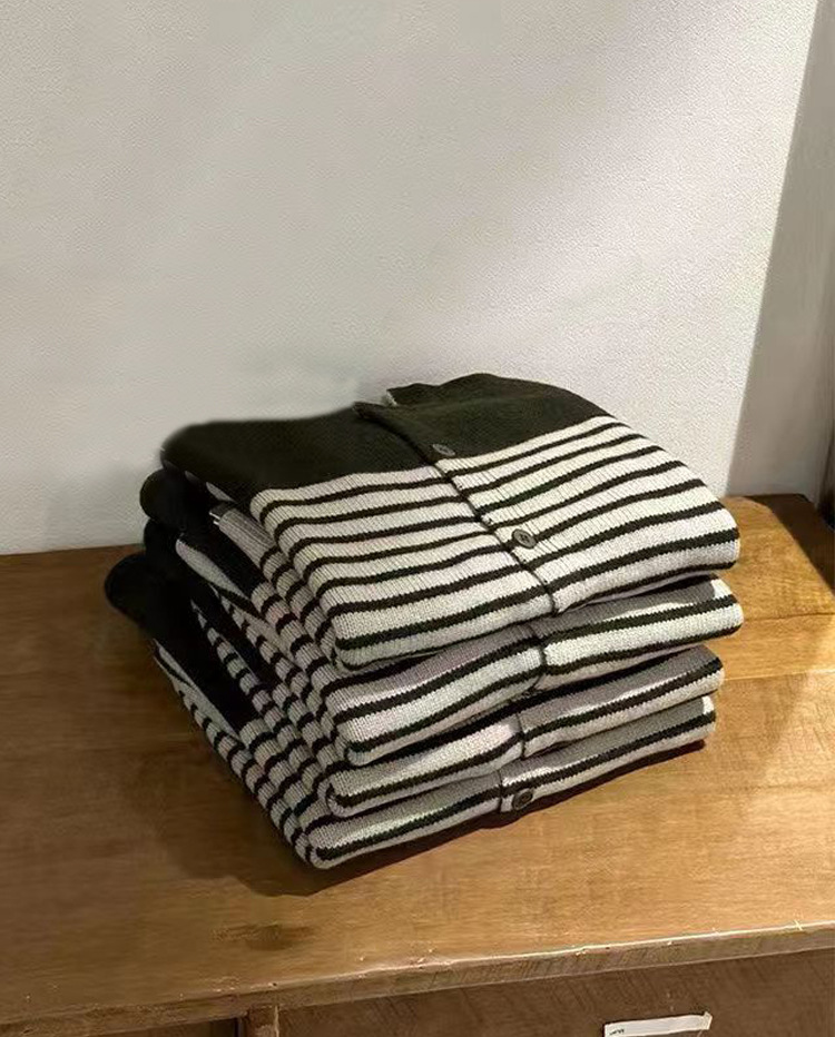 キッズファッション ボーダー切替ボタン付き丸首ニットカーディガン