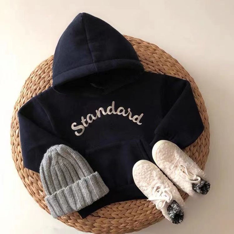 キッズファッション 文字刺繍入りフード付きトレーナー