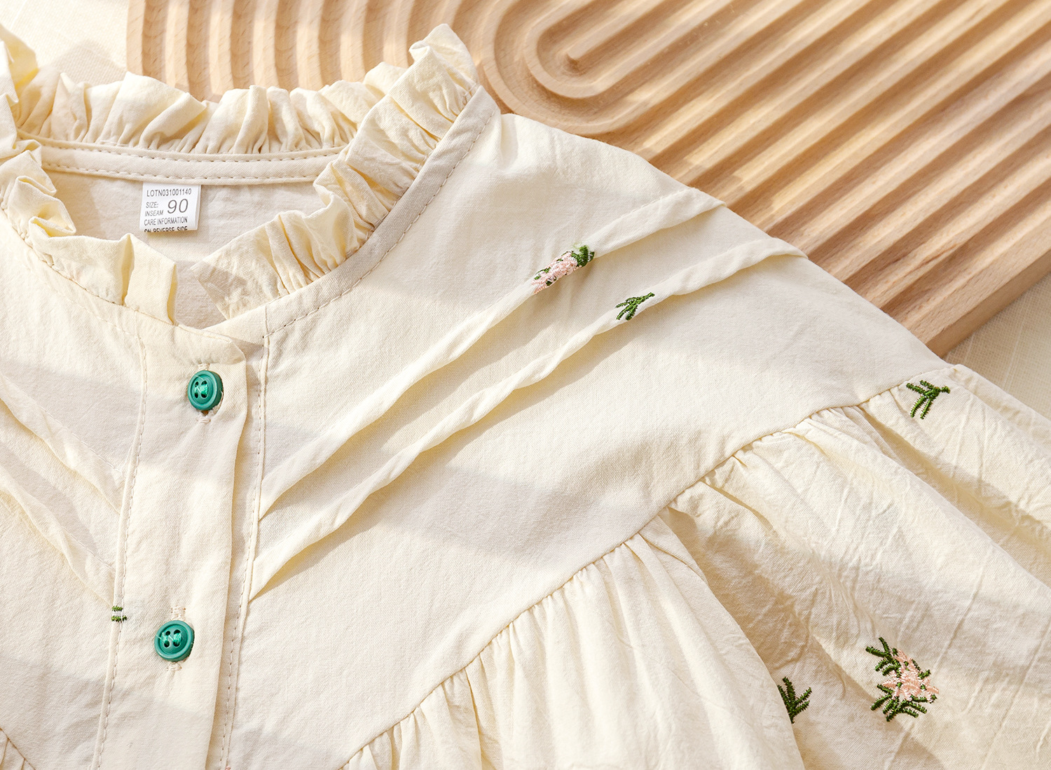 キッズファッション 小花刺繍のフリル襟パフスリーブシャツ