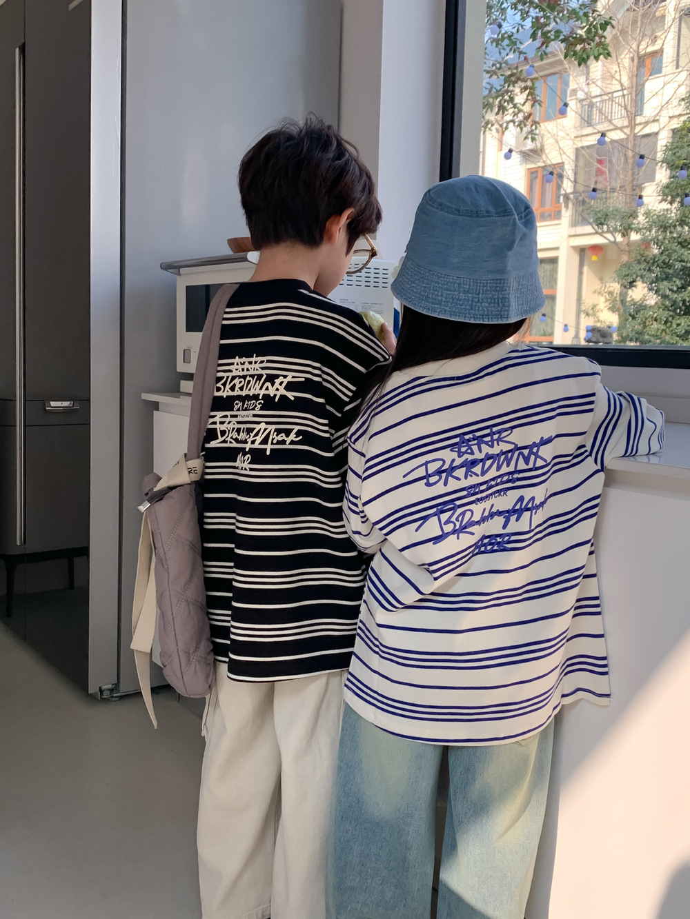 キッズファッション 男の子女の子兼用ボーダー柄長袖Tシャツ90-150センチ韓国風