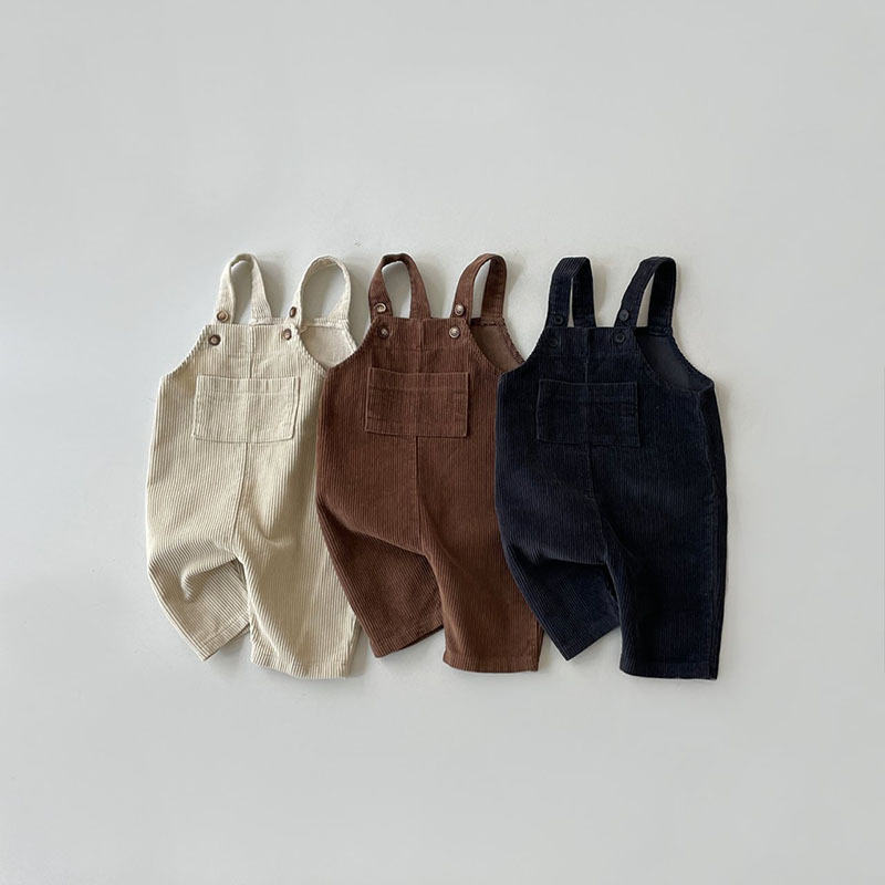 キッズファッション コーデュロイ素材のサロペットパンツ
