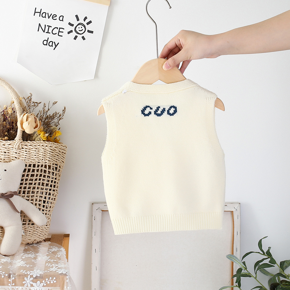 キッズファッション あひるちゃん刺繍のかわいいニットベスト
