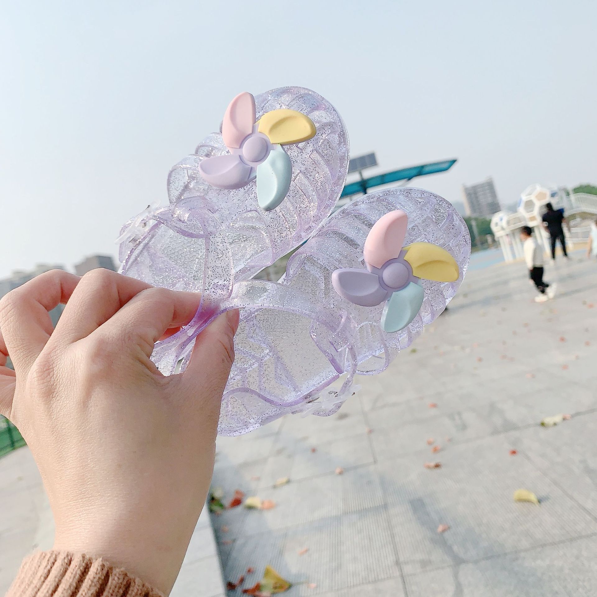 キッズファッション キラキラ花飾り付きクリアゼリーサンダル